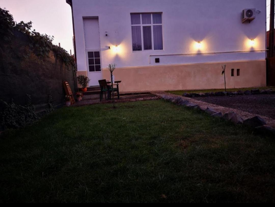 Weisz Apartment-City Center-Free Private Parking,Wifi,Ac Carei Εξωτερικό φωτογραφία